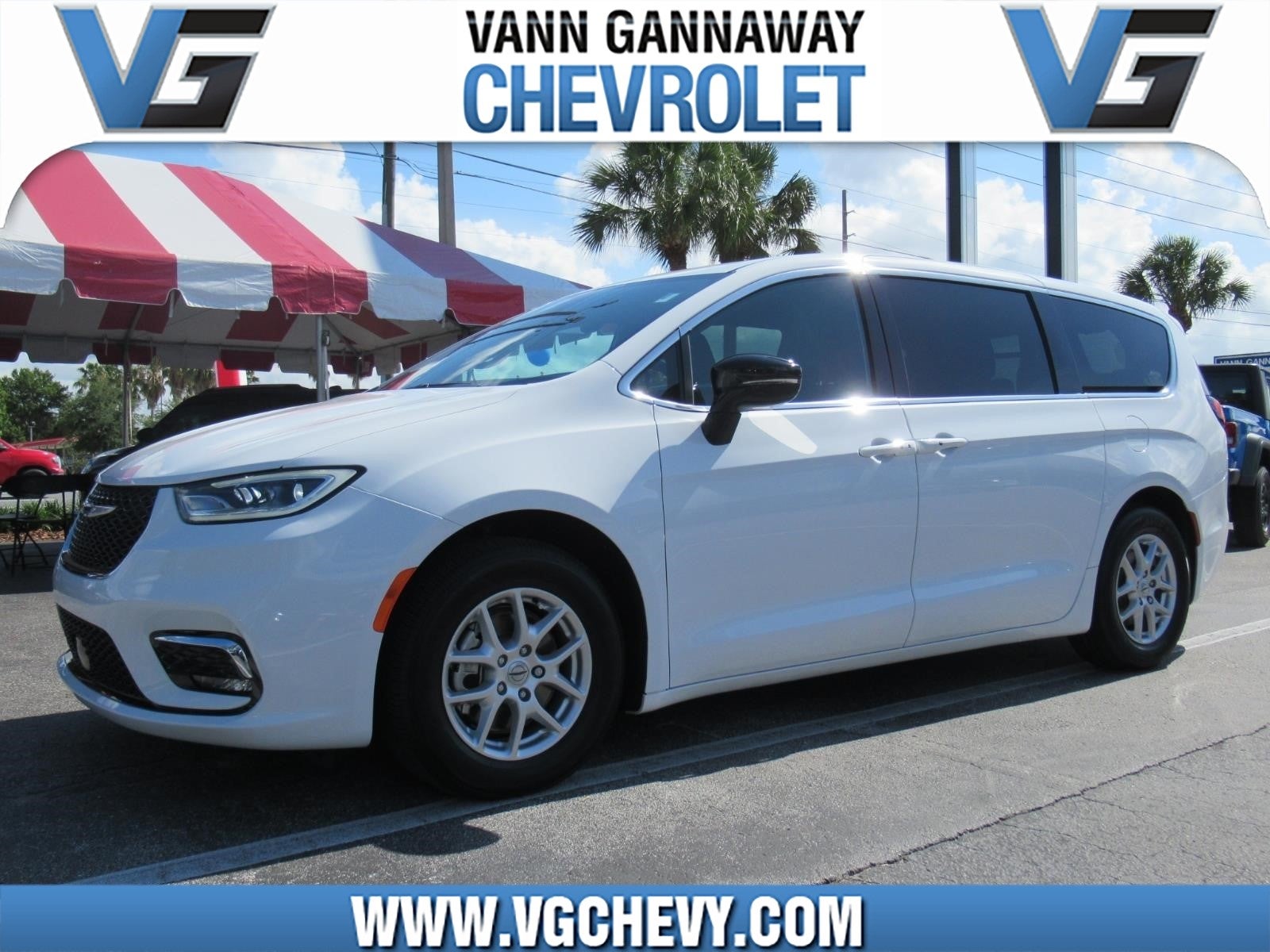 2025 Chrysler Pacifica Select's photo