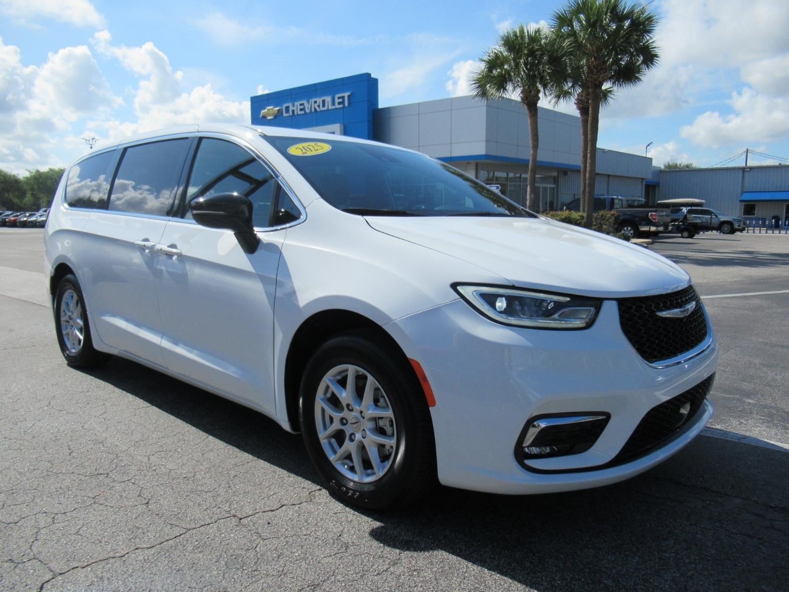 2025 Chrysler Pacifica Select