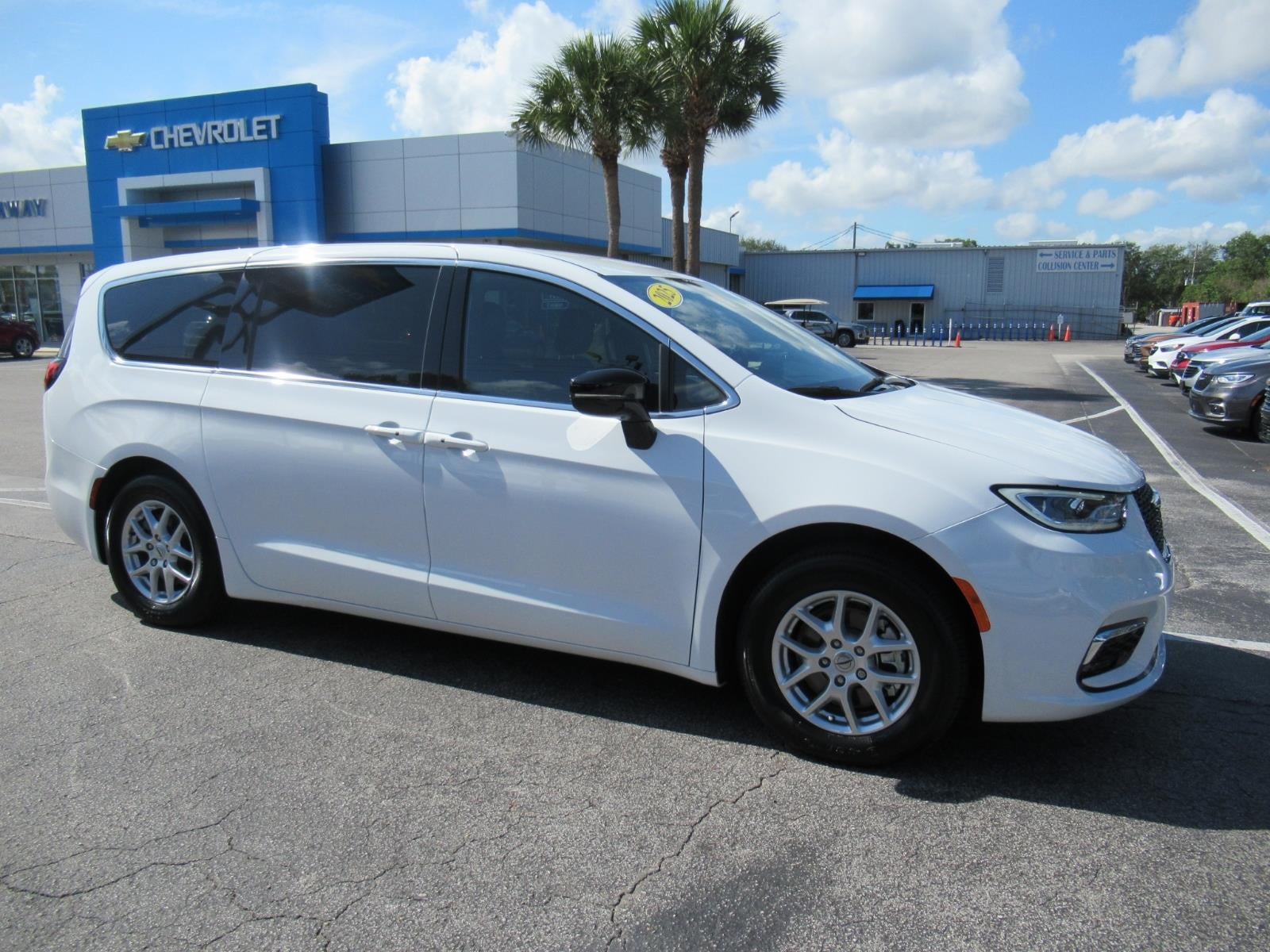 2025 Chrysler Pacifica Select