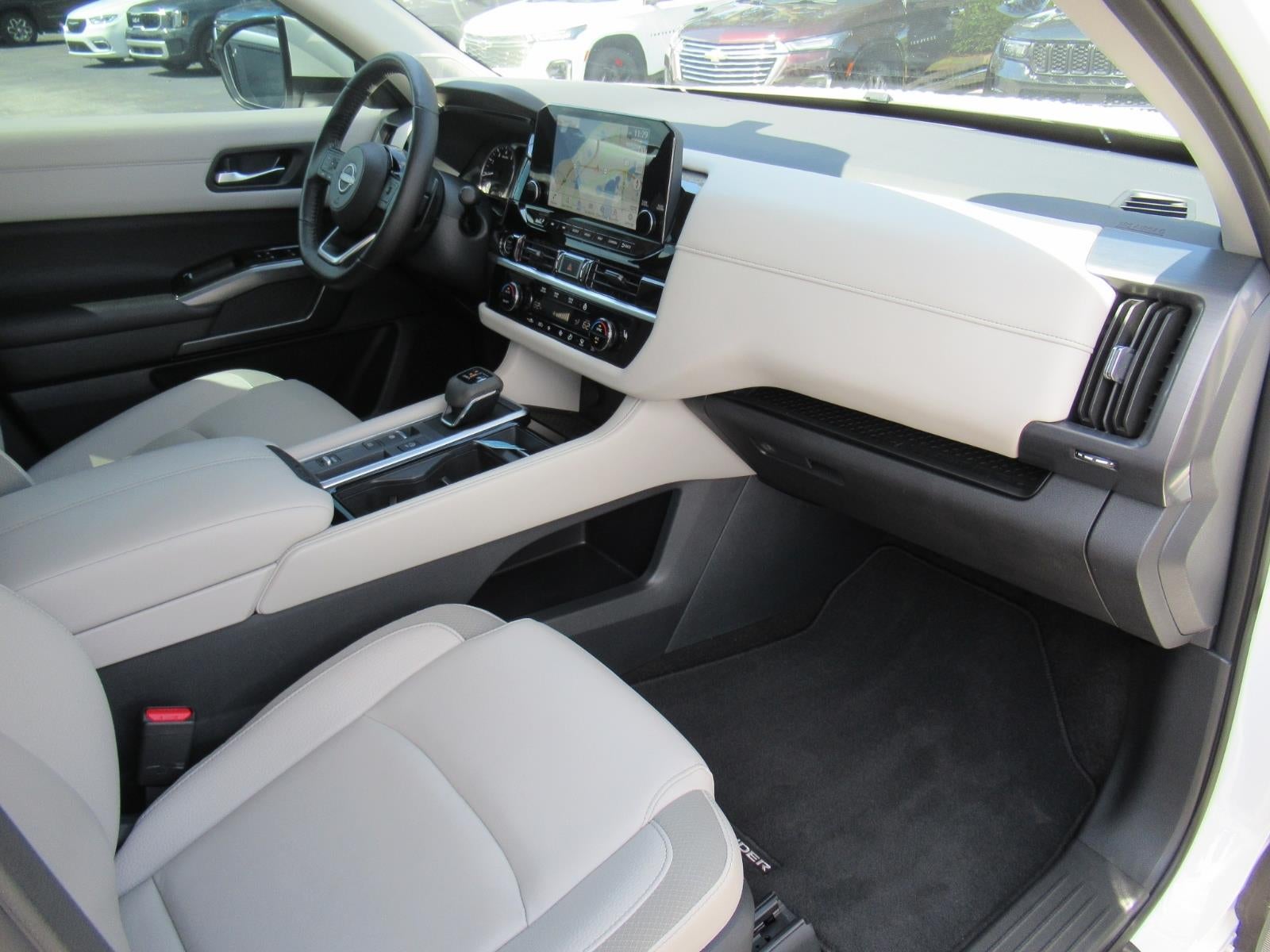 2024 Nissan Pathfinder SL