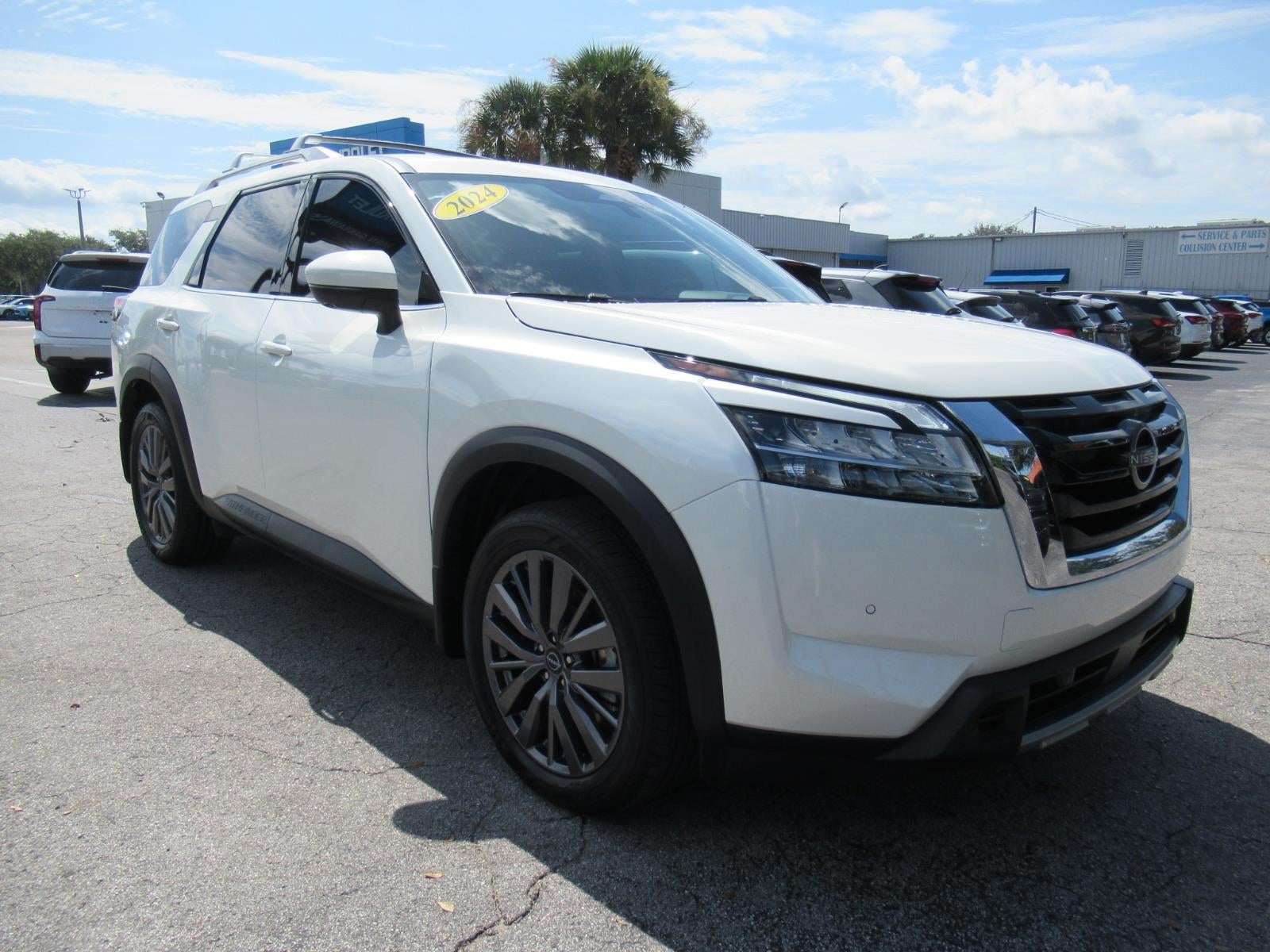 2024 Nissan Pathfinder SL